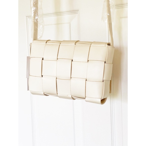 NWT JustFab Cream Weaved Faux Leather Shoulder Bag - Picture 6 of 16